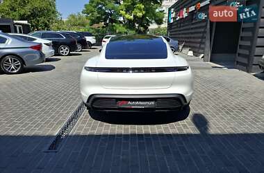 Седан Porsche Taycan 2021 в 