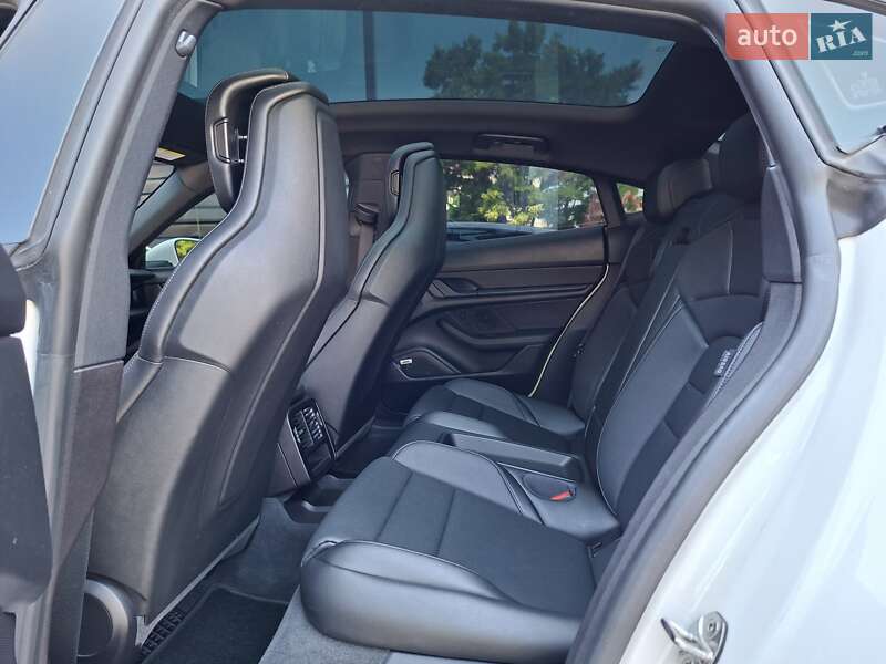 Седан Porsche Taycan 2021 в Одесі