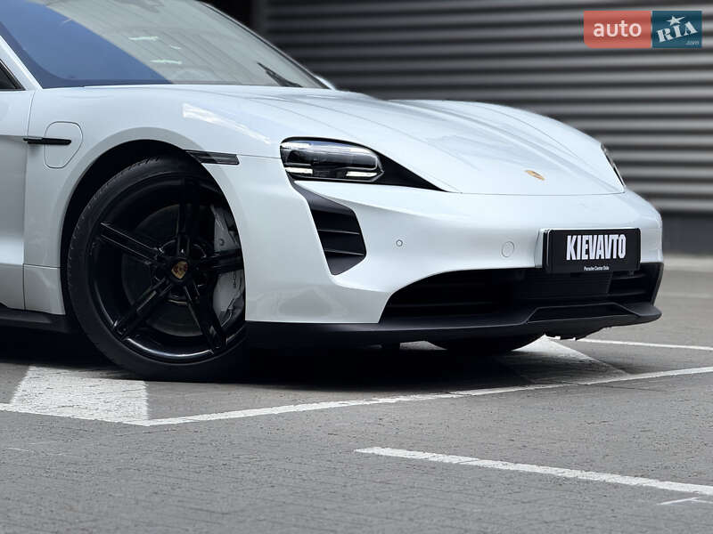Седан Porsche Taycan 2020 в Києві