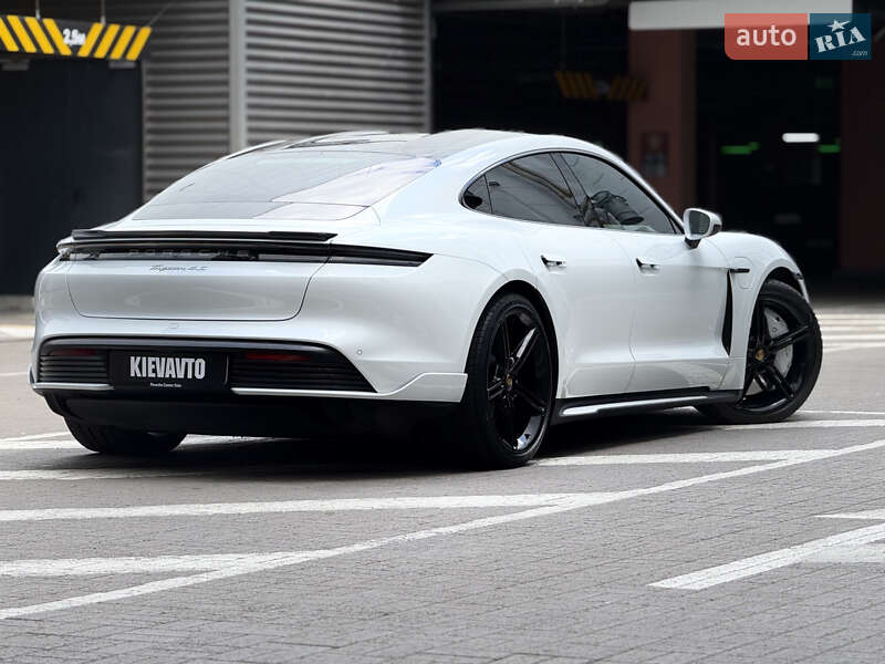 Седан Porsche Taycan 2020 в Києві