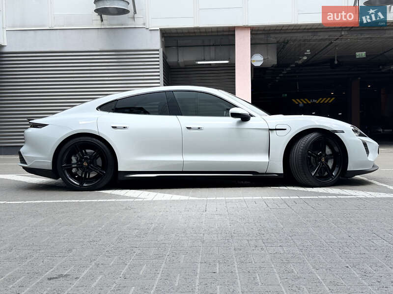 Седан Porsche Taycan 2020 в Києві
