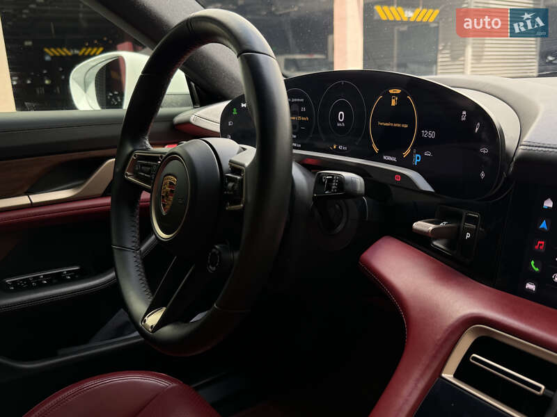 Седан Porsche Taycan 2020 в Києві