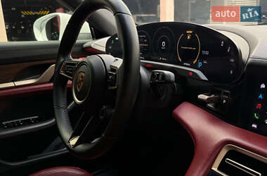 Седан Porsche Taycan 2020 в 