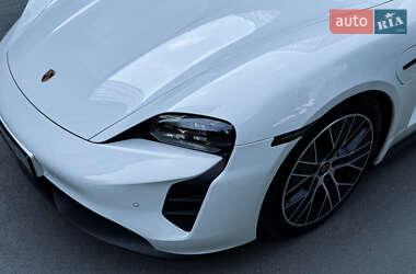 Седан Porsche Taycan 2023 в 
