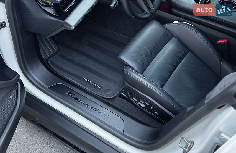 Седан Porsche Taycan 2023 в Львові