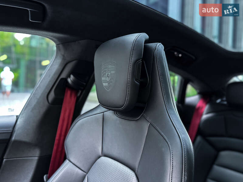Седан Porsche Taycan 2023 в Львові
