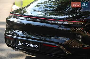 Седан Porsche Taycan 2023 в 
