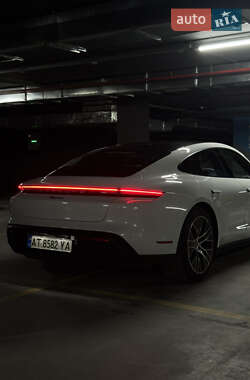 Седан Porsche Taycan 2023 в 