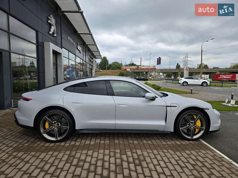 Седан Porsche Taycan 2021 в Киеве