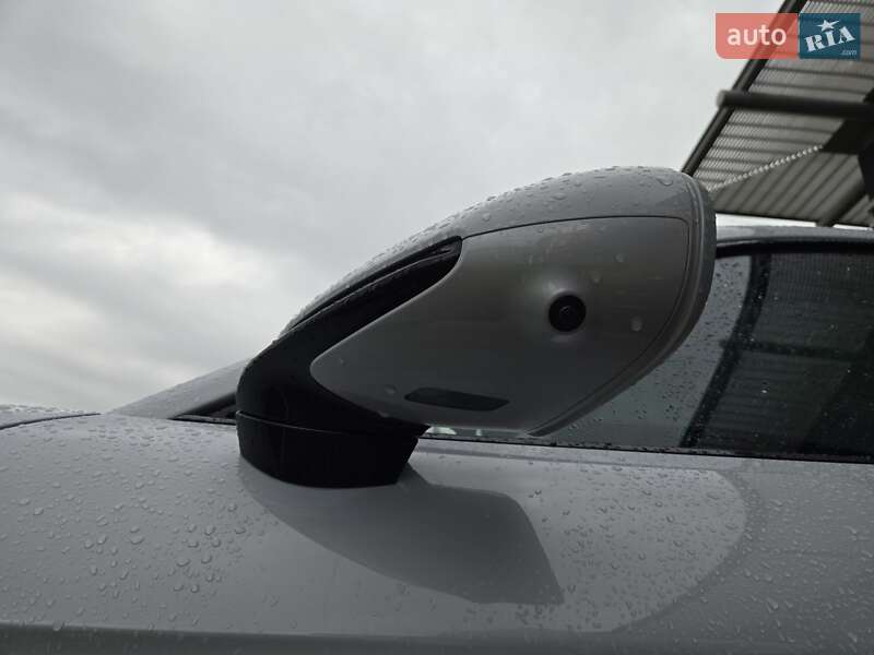 Седан Porsche Taycan 2021 в Киеве