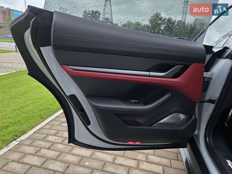 Седан Porsche Taycan 2021 в Киеве