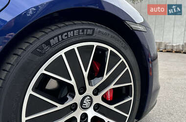 Седан Porsche Taycan 2022 в 