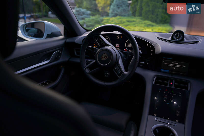 Седан Porsche Taycan 2025 в Киеве