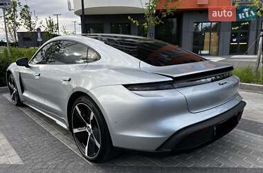 Седан Porsche Taycan 2022 в 