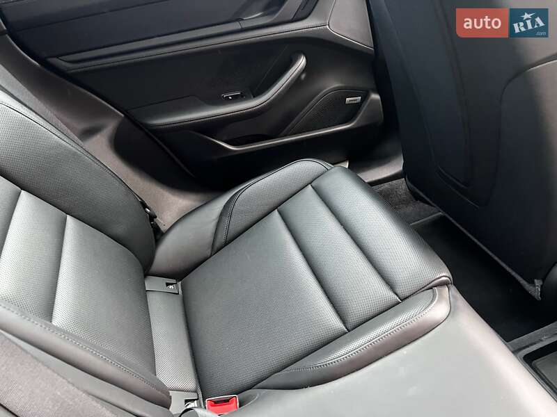 Седан Porsche Taycan 2022 в Киеве