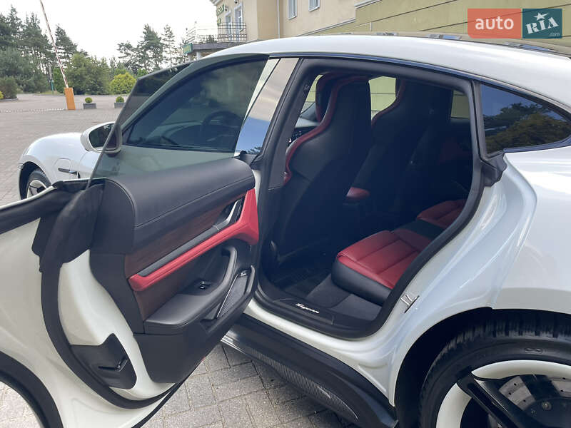Седан Porsche Taycan 2020 в Львове