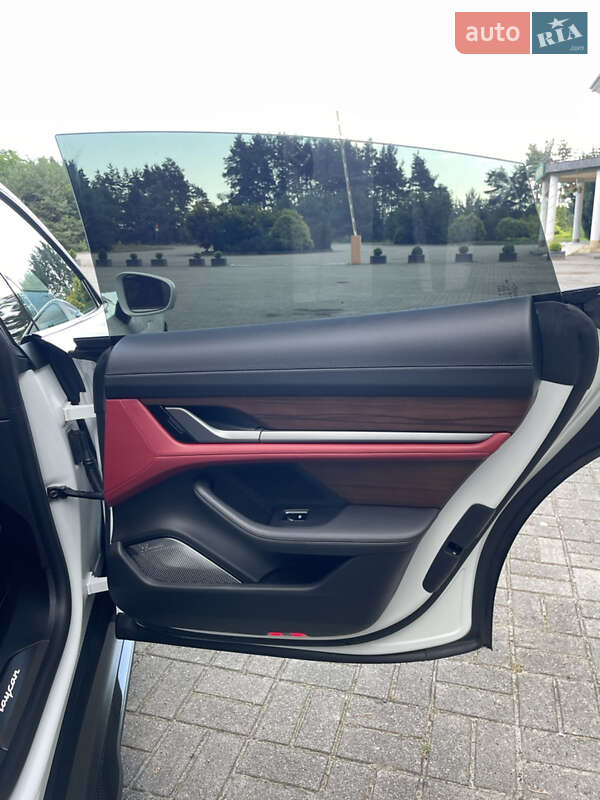 Седан Porsche Taycan 2020 в Львове