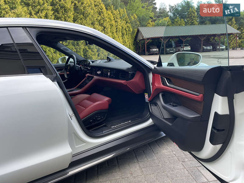 Седан Porsche Taycan 2020 в Львове