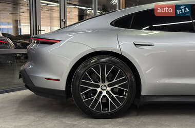 Седан Porsche Taycan 2023 в 
