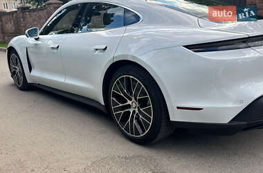 Седан Porsche Taycan 2022 в 