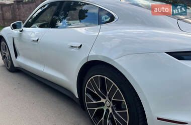 Седан Porsche Taycan 2022 в 