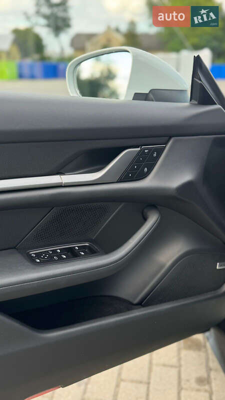 Седан Porsche Taycan 2022 в Коломые