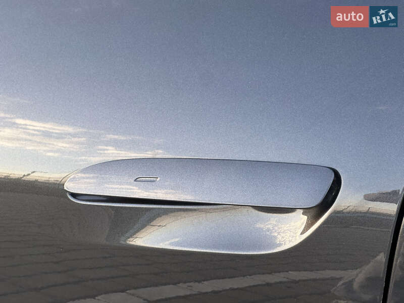 Седан Porsche Taycan 2020 в Львове