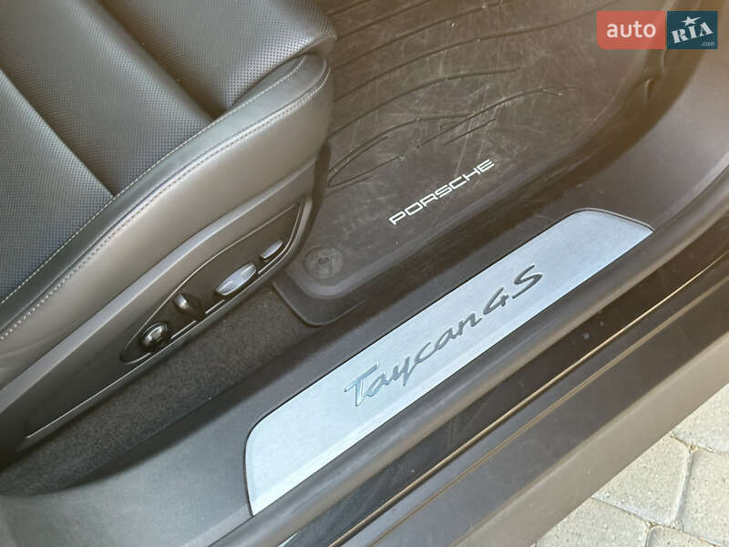 Седан Porsche Taycan 2020 в Львове