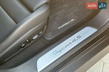 Седан Porsche Taycan 2020 в 