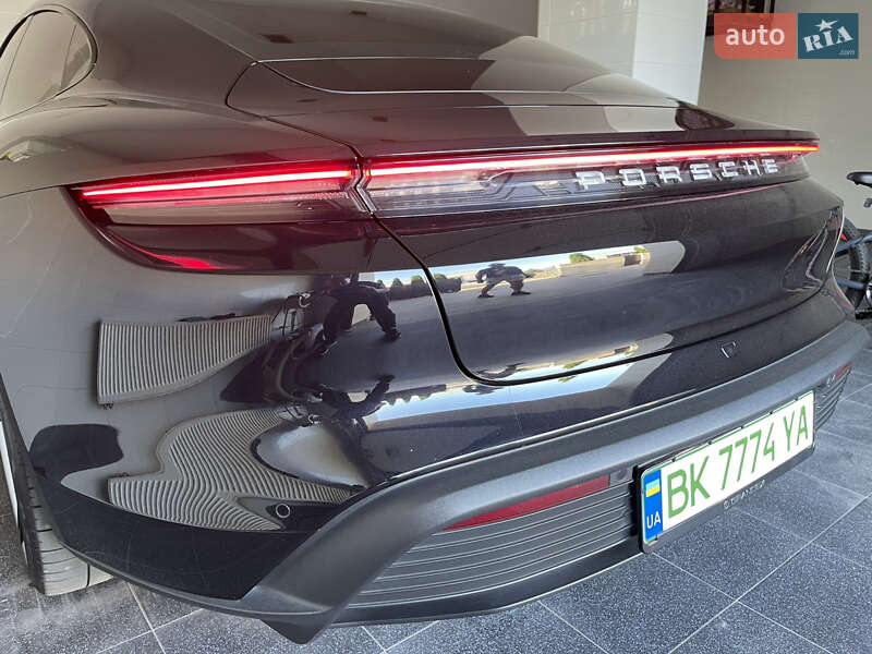 Седан Porsche Taycan 2021 в Ровно