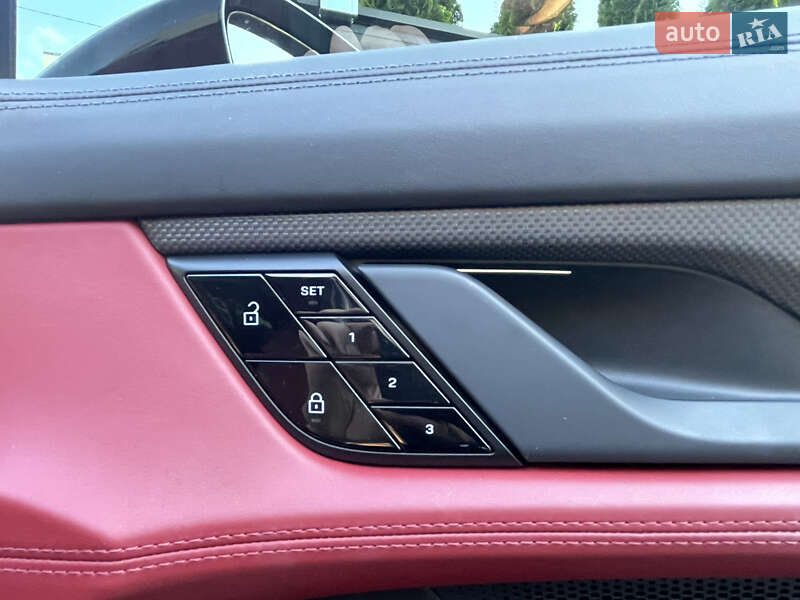 Седан Porsche Taycan 2021 в Ровно