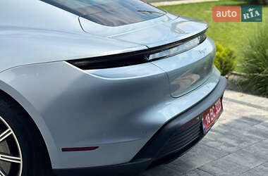 Седан Porsche Taycan 2021 в 