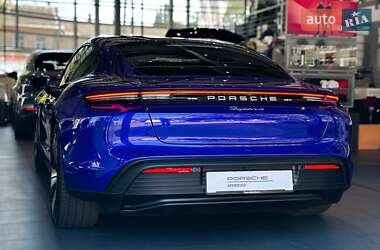 Седан Porsche Taycan 2025 в 