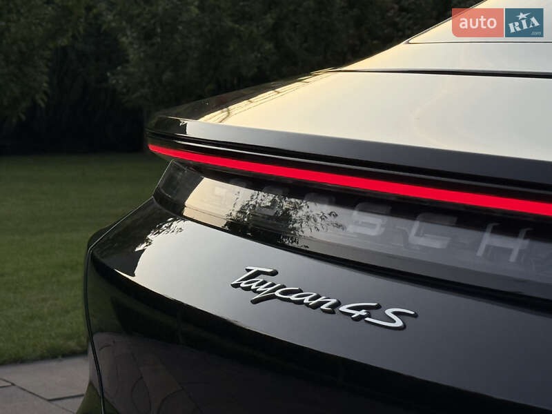 Седан Porsche Taycan 2020 в Рівному