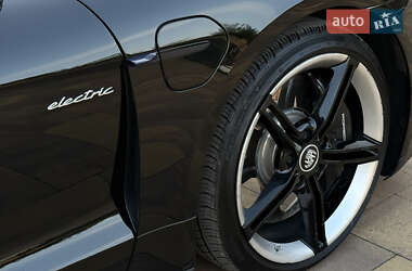 Седан Porsche Taycan 2020 в 