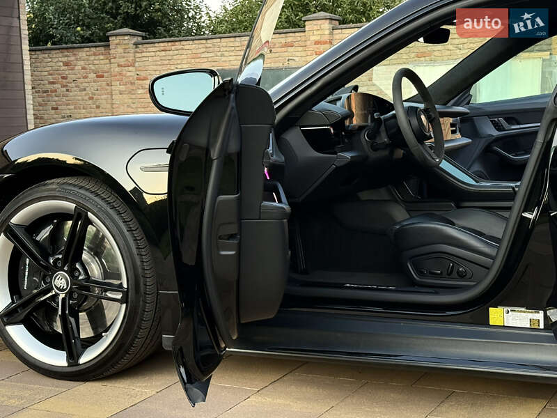 Седан Porsche Taycan 2020 в Рівному