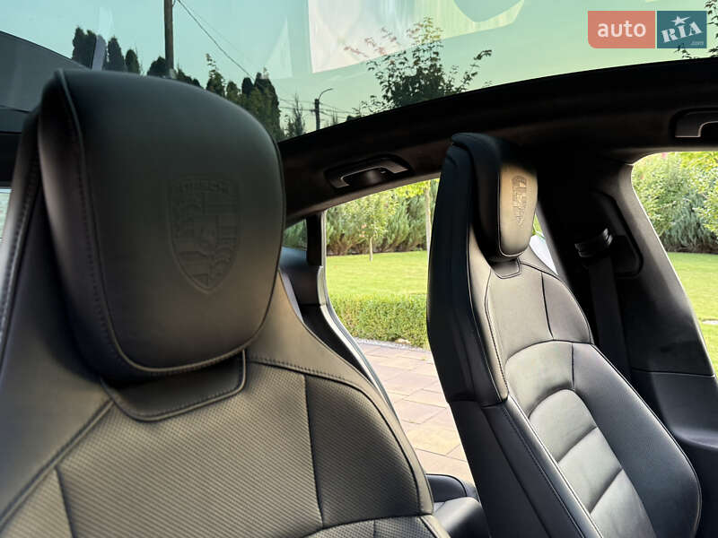 Седан Porsche Taycan 2020 в Рівному