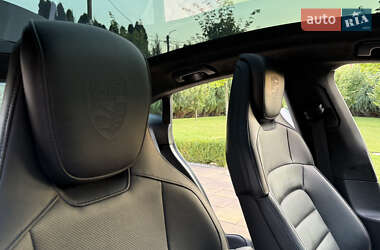 Седан Porsche Taycan 2020 в 