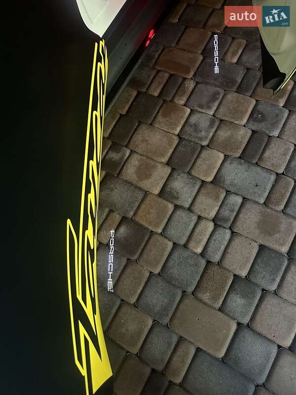 Седан Porsche Taycan 2020 в Киеве