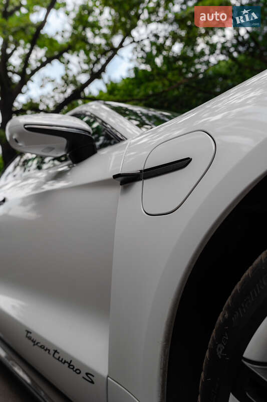 Седан Porsche Taycan 2020 в Львове
