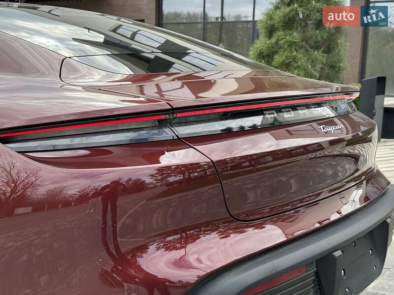 Седан Porsche Taycan 2023 в Ужгороде