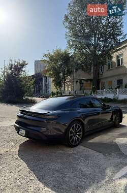 Седан Porsche Taycan 2022 в 