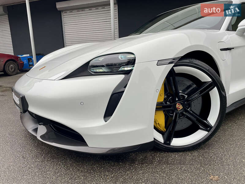 Седан Porsche Taycan 2020 в Киеве