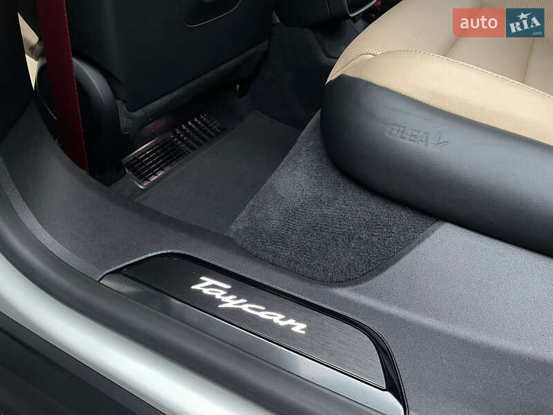 Седан Porsche Taycan 2020 в Киеве