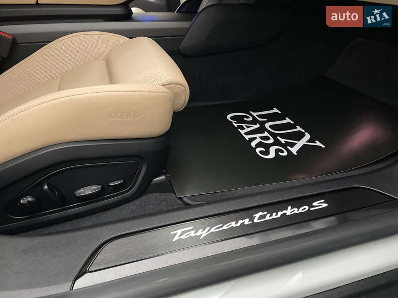 Седан Porsche Taycan 2020 в Киеве