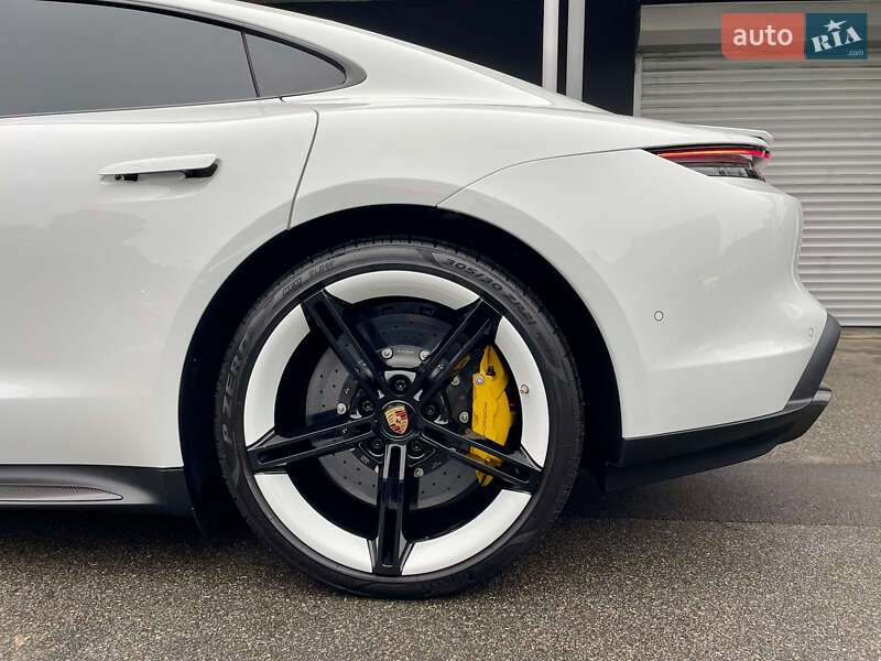 Седан Porsche Taycan 2020 в Киеве