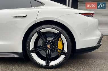 Седан Porsche Taycan 2020 в 
