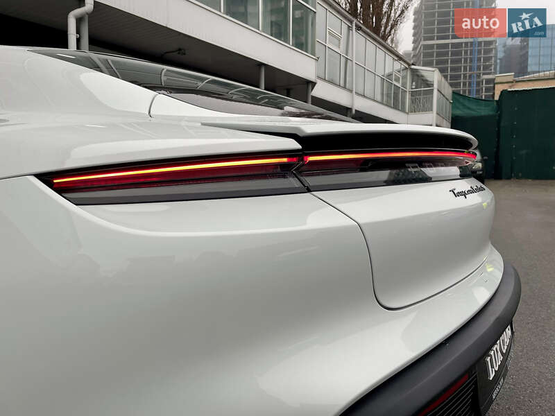 Седан Porsche Taycan 2020 в Киеве
