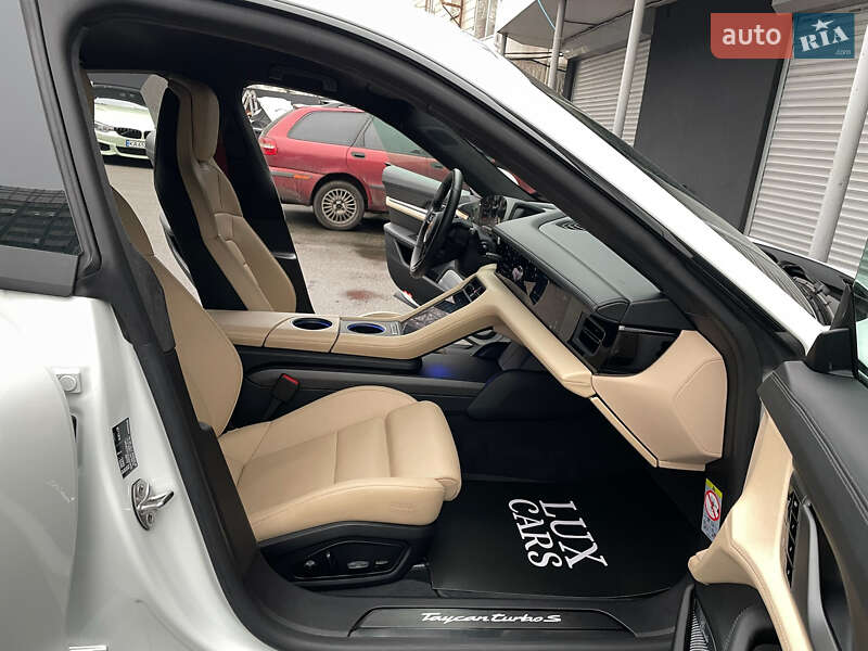 Седан Porsche Taycan 2020 в Киеве