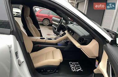 Седан Porsche Taycan 2020 в 